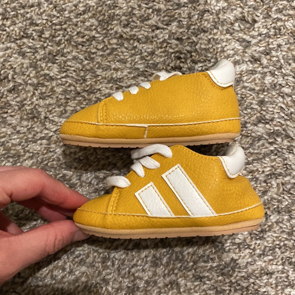 First walker shoe. Yellow - Picture 2 of 5